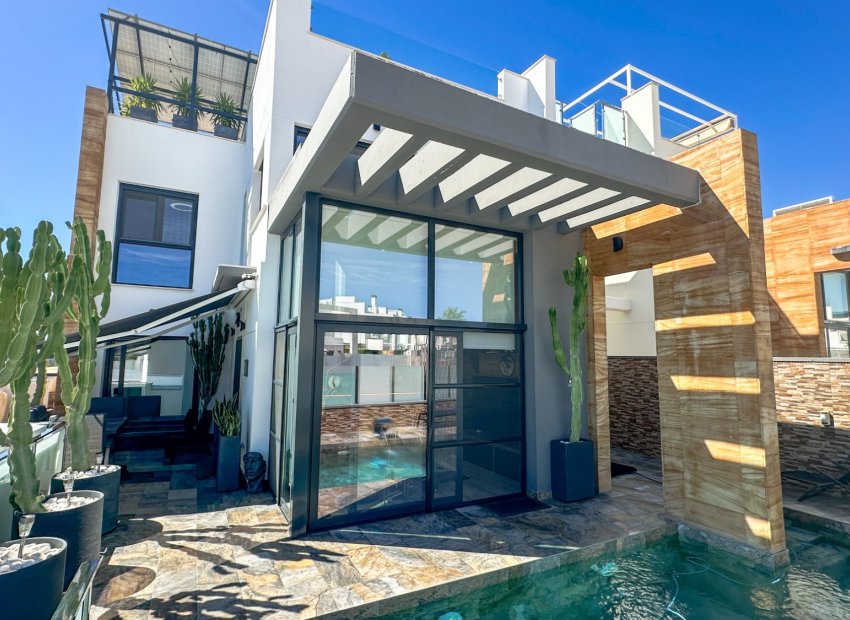 Återförsäljning - Villa -
Lomas de Cabo Roig