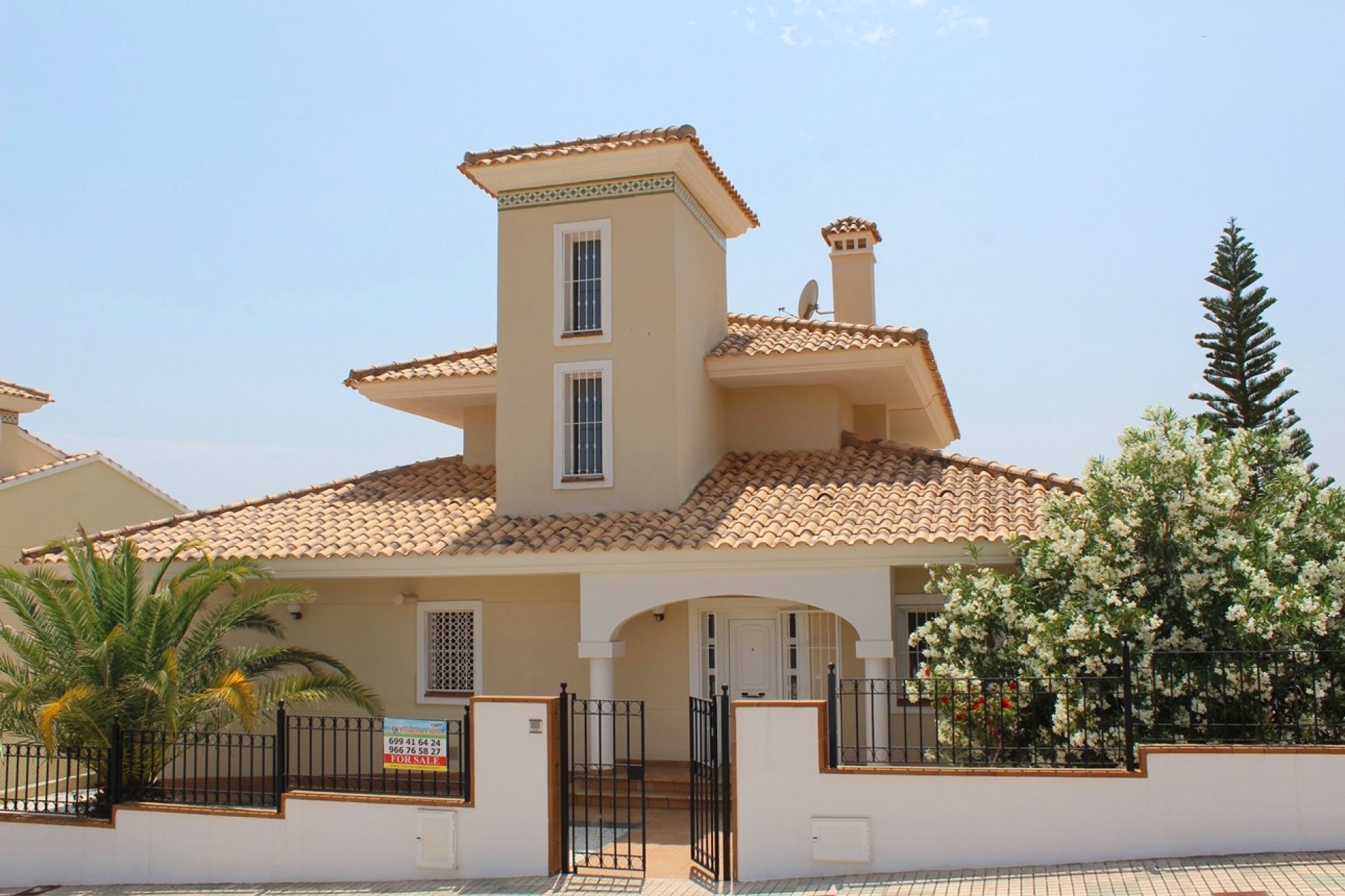 Återförsäljning - Villa -
Orihuela Costa - Campoamor Golf