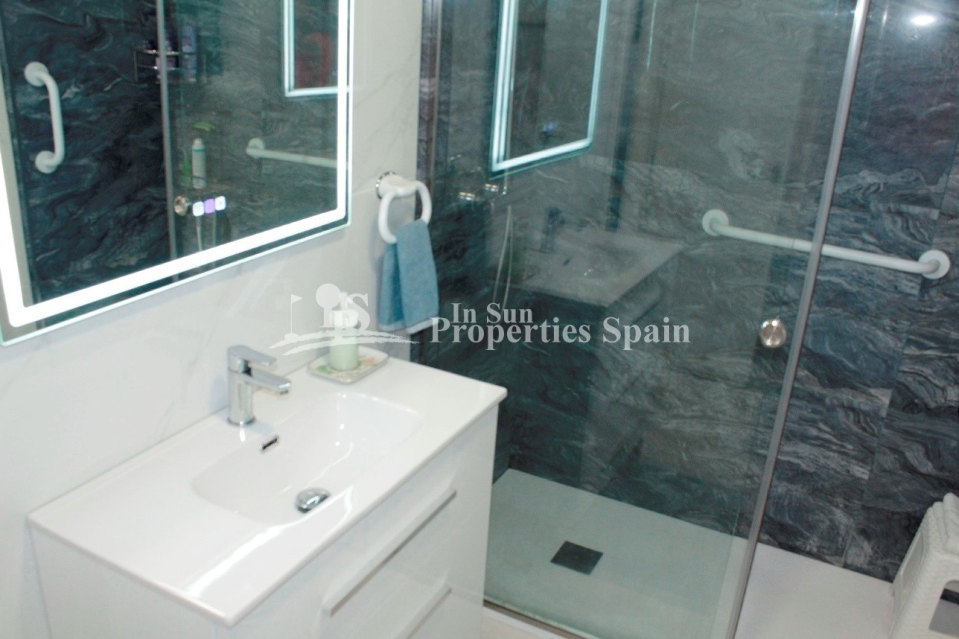 Resale - Bungalow -
Orihuela Costa - PAU 8