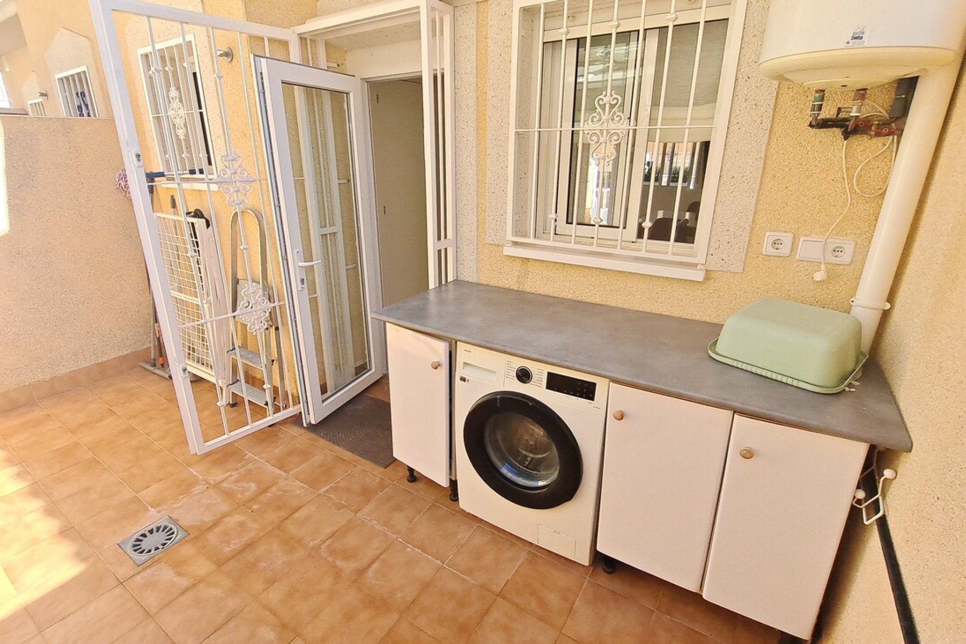Resale - Townhouse -
Villamartín - Las Filipinas