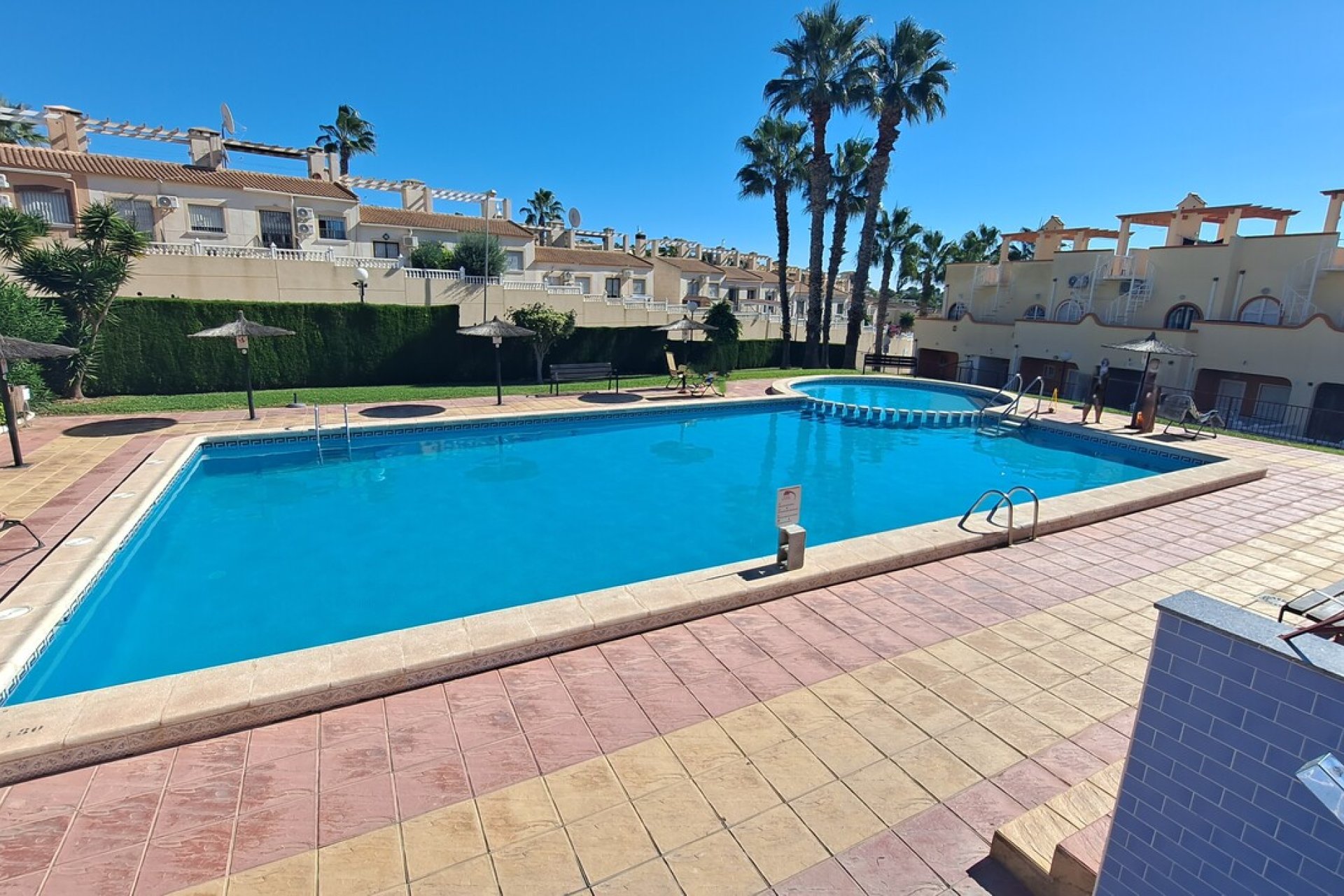 Resale - Townhouse -
Villamartín - Las Filipinas