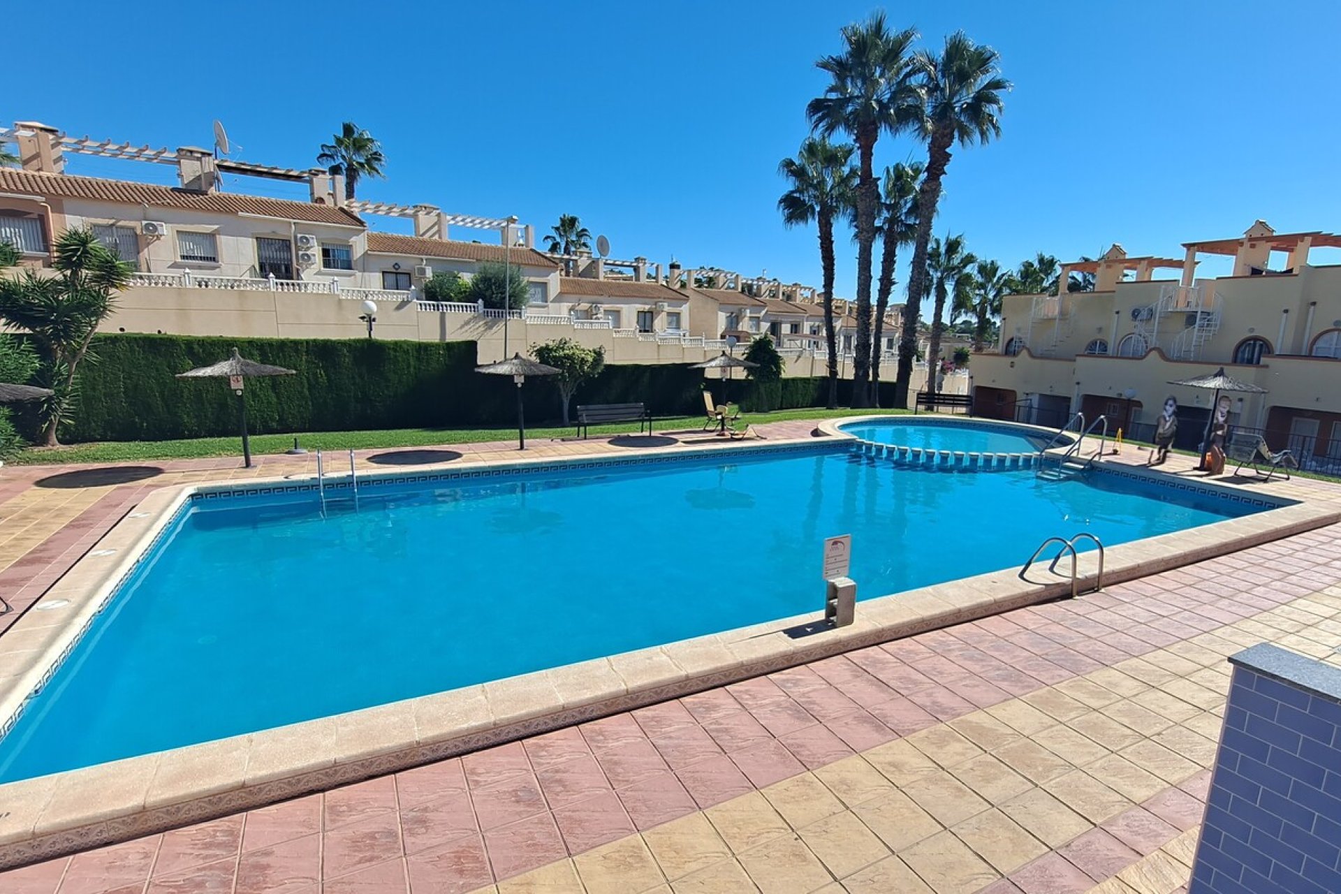 Resale - Townhouse -
Villamartín - Las Filipinas