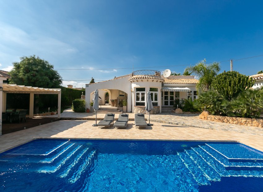 Resale - Villa -
Campoamor - Lomas de Don Juan