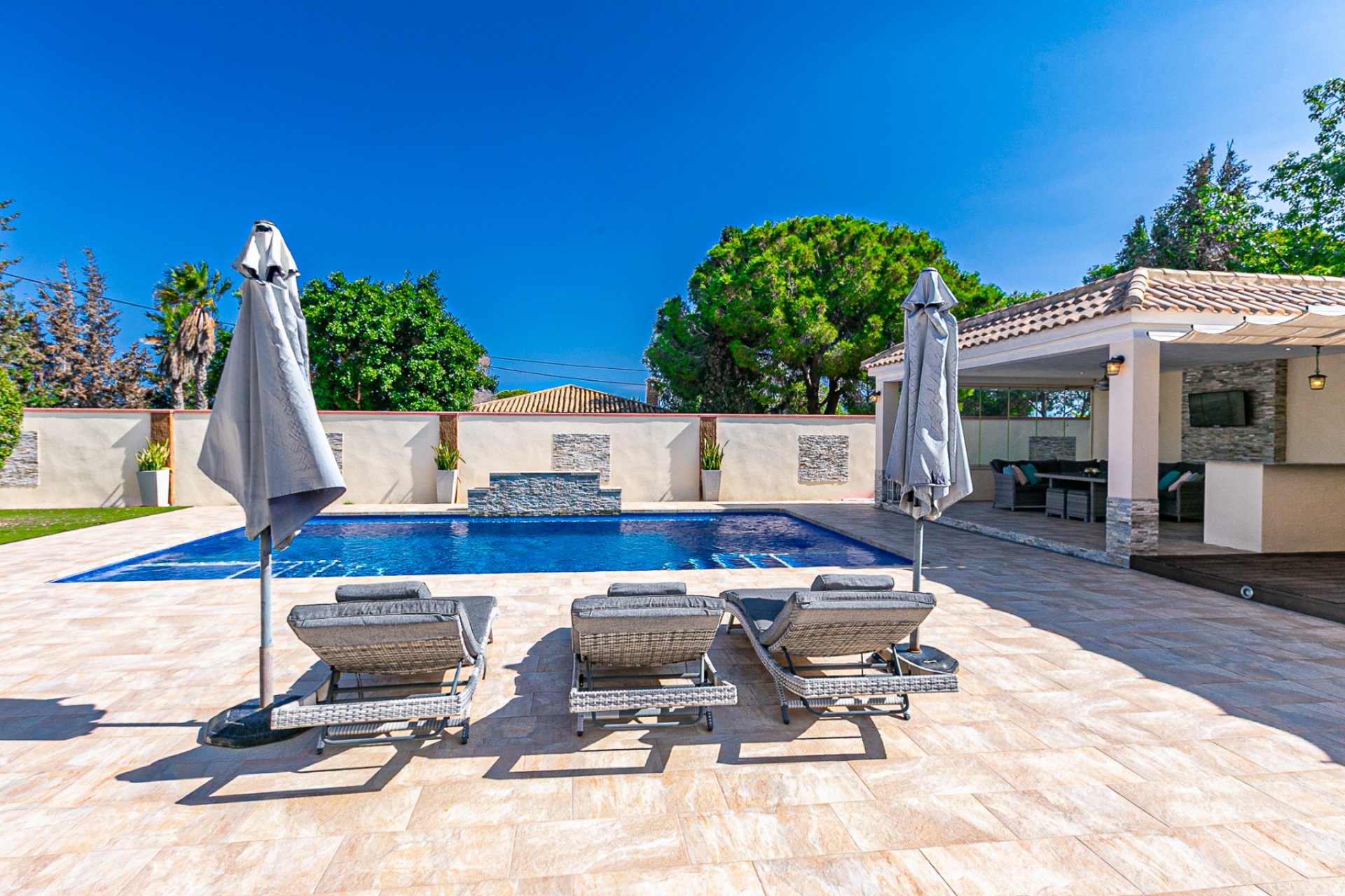 Resale - Villa -
Campoamor - Lomas de Don Juan