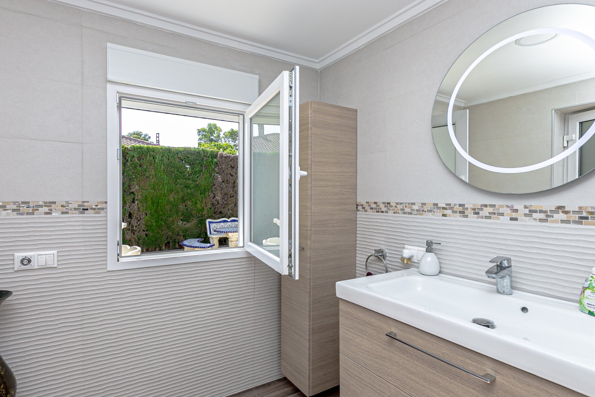 Resale - Villa -
Campoamor - Lomas de Don Juan