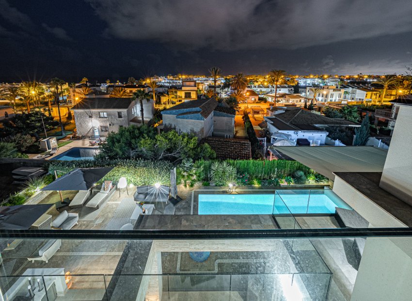 Resale - Villa -
La Zenia - Beachside