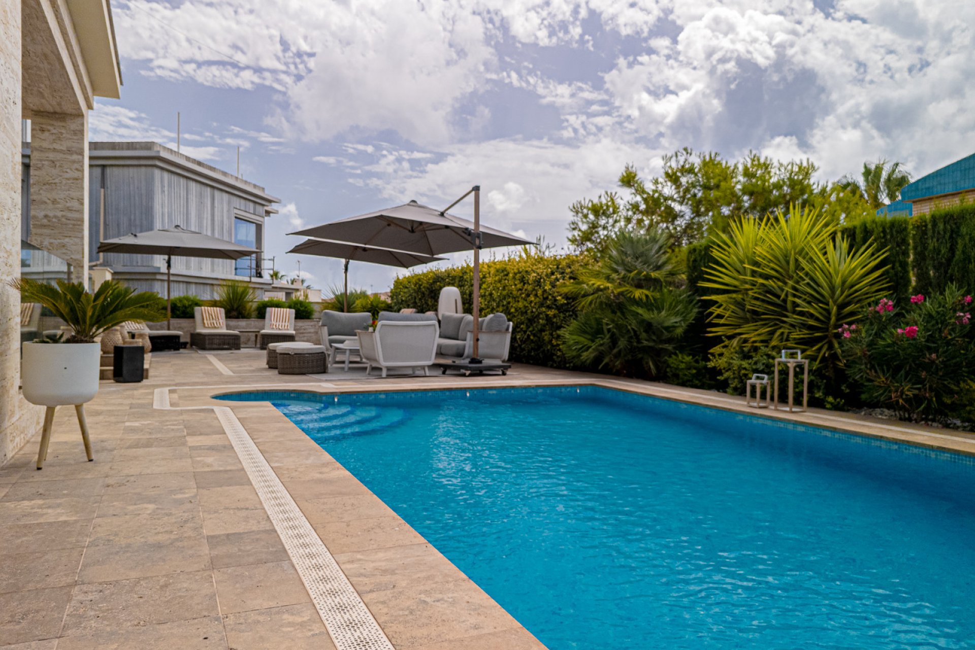 Resale - Villa -
La Zenia - Beachside