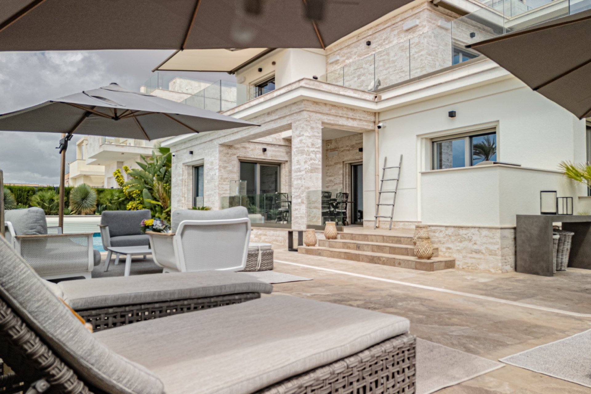 Resale - Villa -
La Zenia - Beachside