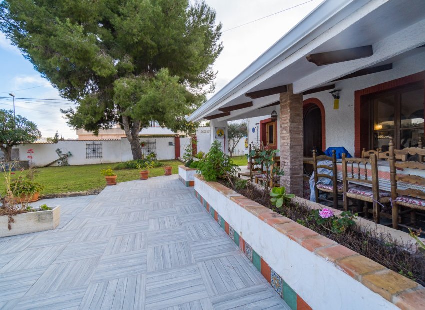 Resale - Villa -
Lomas de Cabo Roig