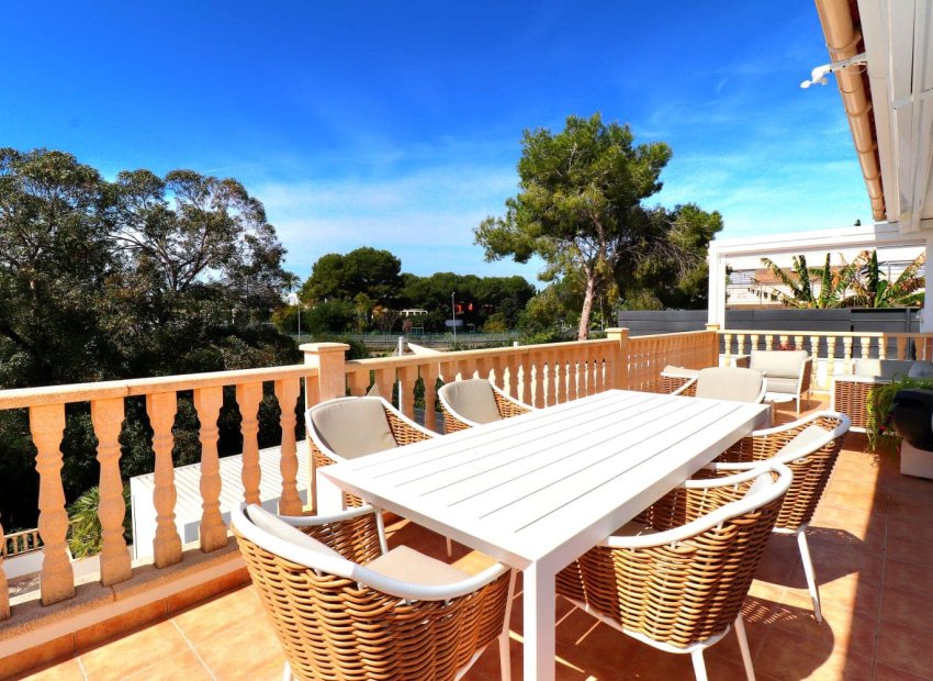 Resale - Villa -
Orihuela Costa - Campoamor