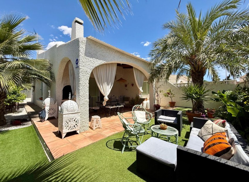 Resale - Villa -
Orihuela Costa - Campoamor