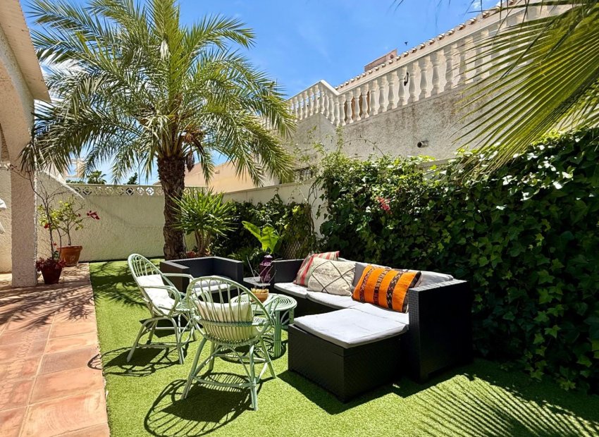 Resale - Villa -
Orihuela Costa - Campoamor