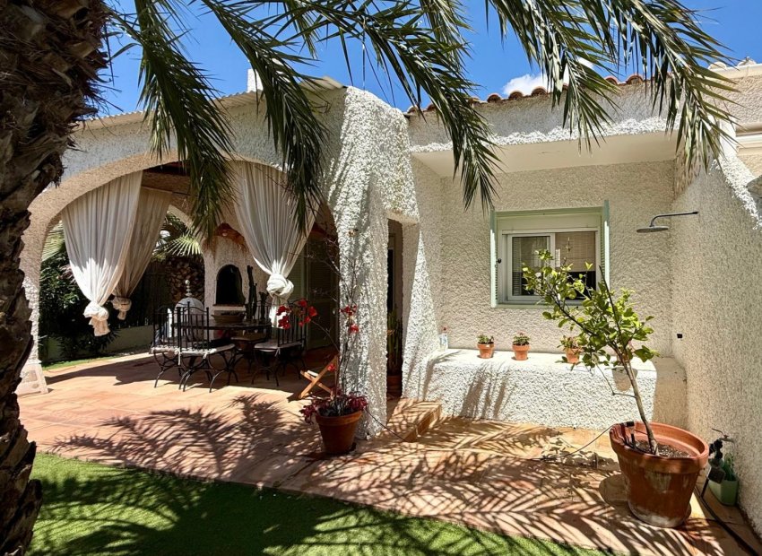 Resale - Villa -
Orihuela Costa - Campoamor