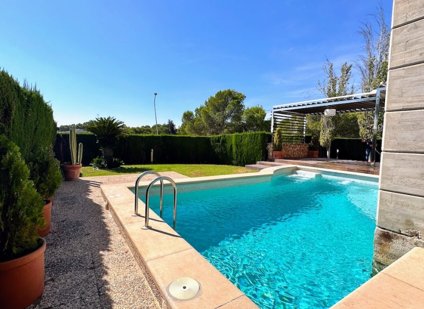 Resale - Villa -
Orihuela Costa - Dehesa de Campoamor