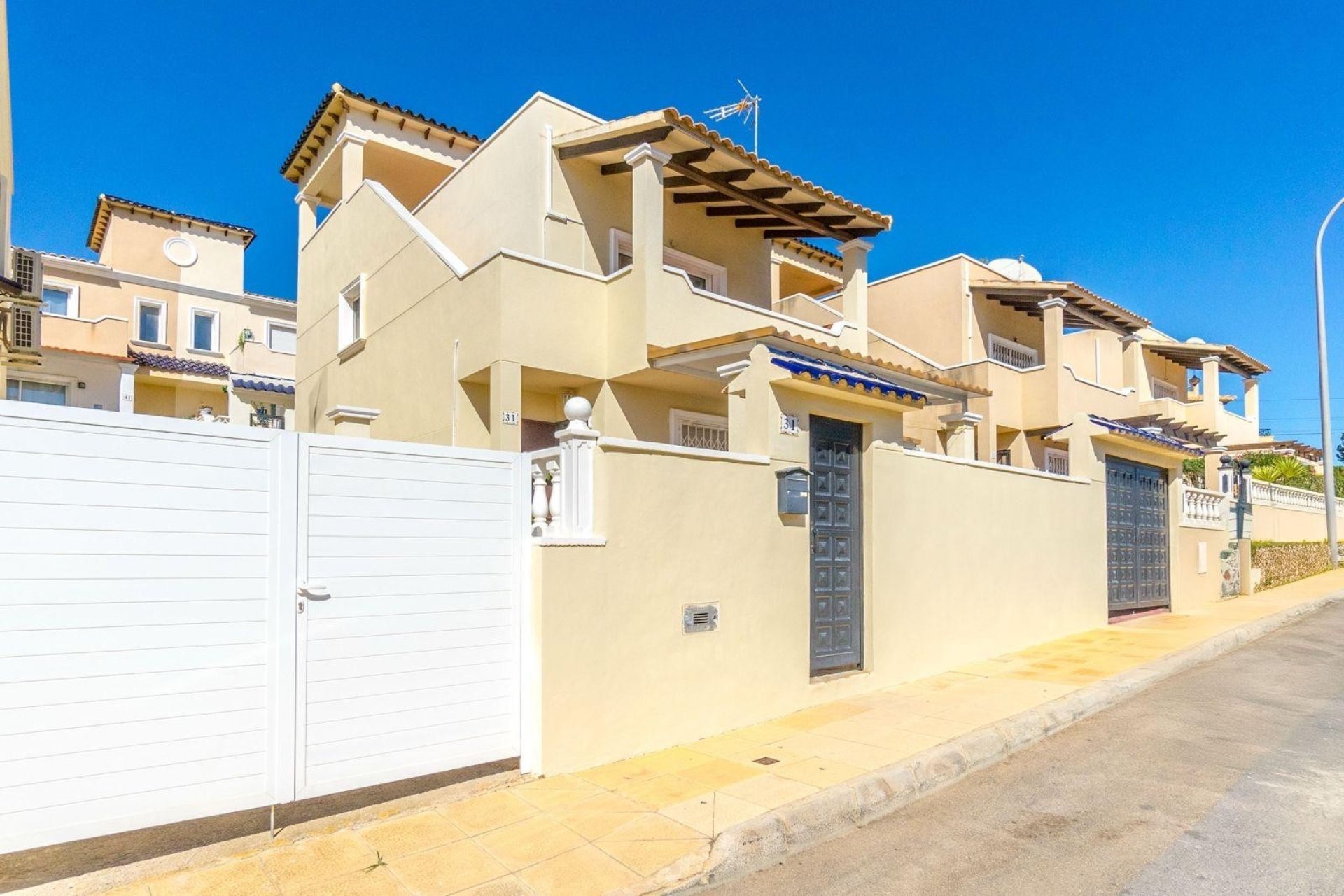 Resale - Villa -
Orihuela Costa - Villamartin