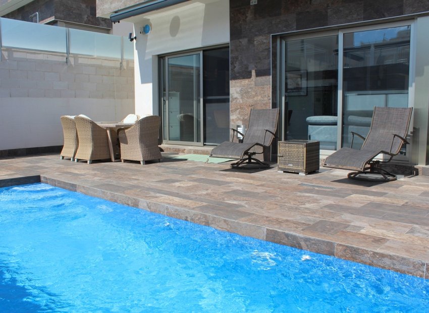 Resale - Villa -
Orihuela Costa - Villamartín