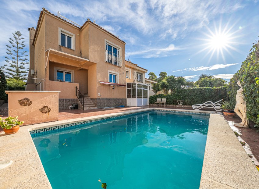Resale - Villa -
Torrevieja - El Chaparral