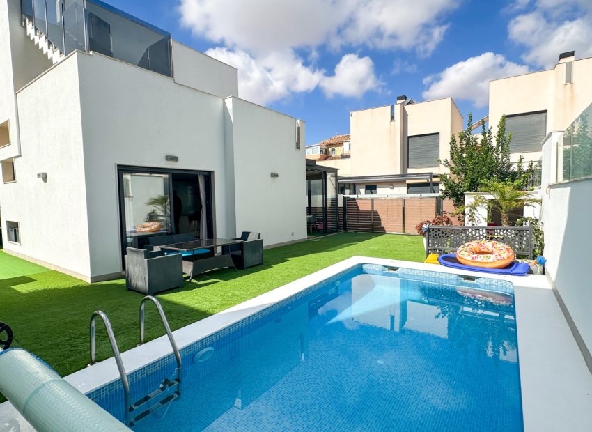 Resale - Villa -
Torrevieja - Nueva Torrevieja - Aguas Nuevas