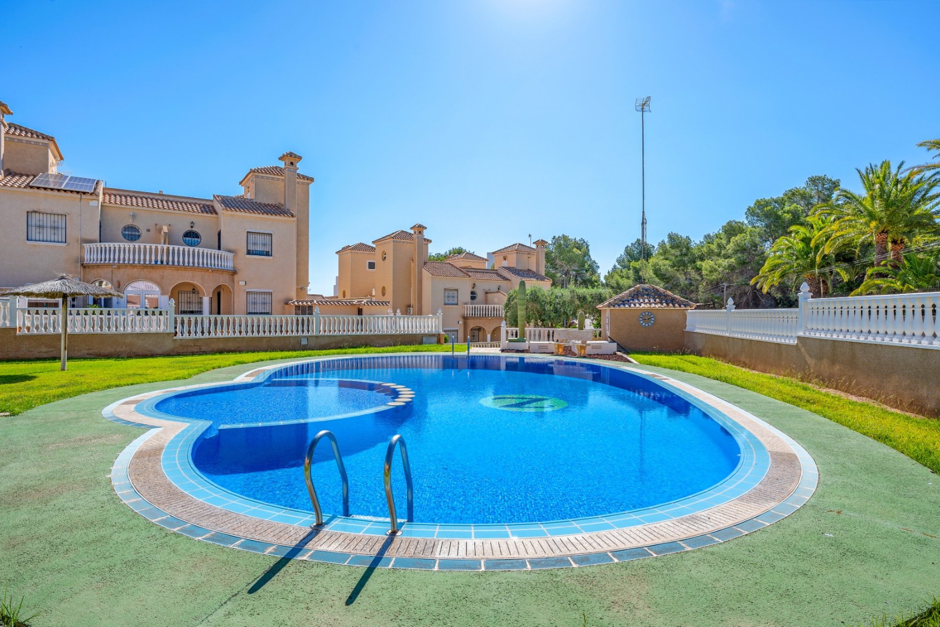 Resale - Villa -
Villamartin - Costa Blanca