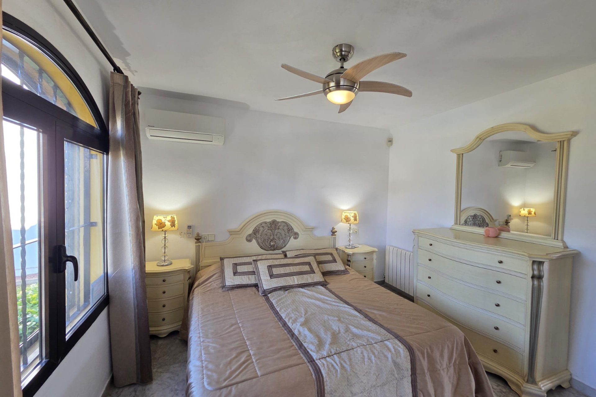 Resale - Villa -
Villamartín - Villamartin