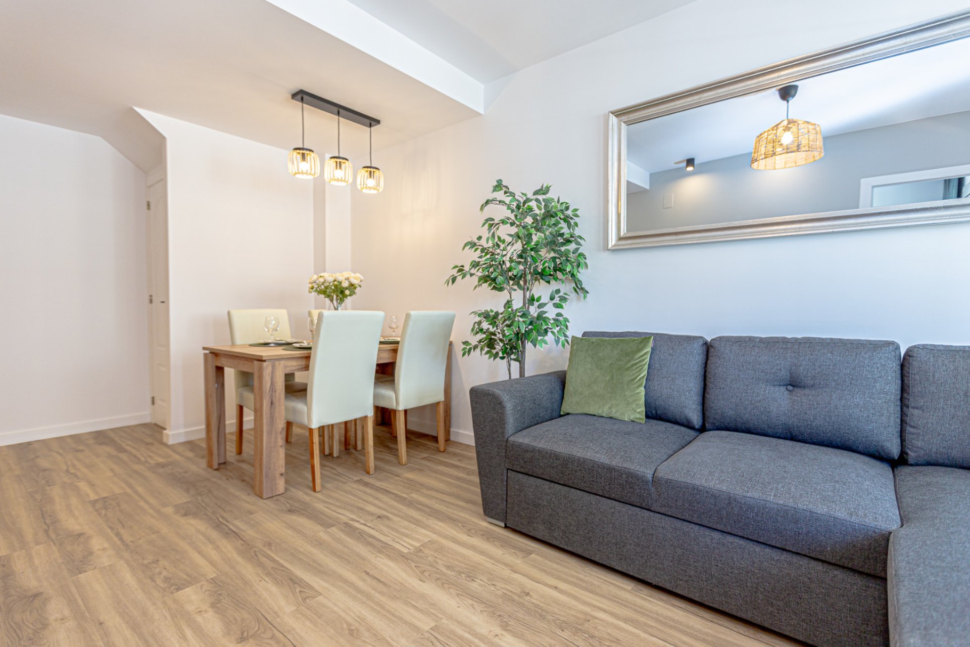 Wiederverkauf - Stadthaus -
Los Altos