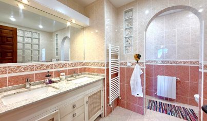 Wiederverkauf - Villa -
Villamartín - Villamartin