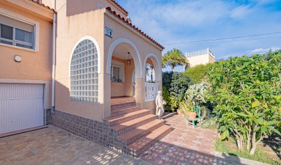 Resale - Villa -
Torrevieja - El Chaparral