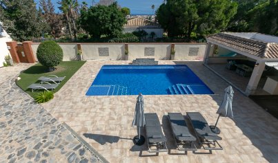 Resale - Villa -
Campoamor - Lomas de Don Juan