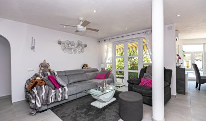 Resale - Villa -
Campoamor - Lomas de Don Juan