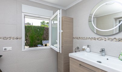 Resale - Villa -
Campoamor - Lomas de Don Juan