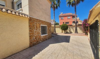 Resale - Villa -
Orihuela Costa - Villamartin