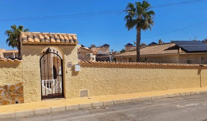 Resale - Villa -
Orihuela Costa - Villamartin