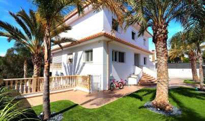 Resale - Villa -
Orihuela Costa - Campoamor