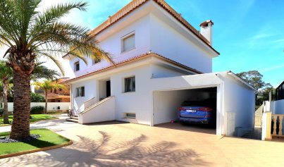 Resale - Villa -
Orihuela Costa - Campoamor