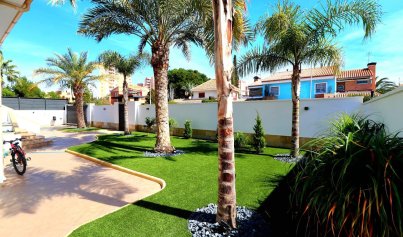 Resale - Villa -
Orihuela Costa - Campoamor