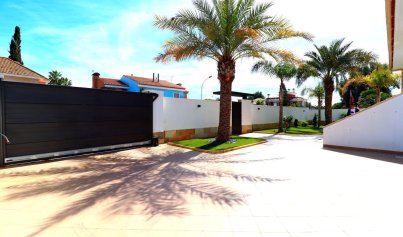 Resale - Villa -
Orihuela Costa - Campoamor