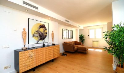 Resale - Villa -
Orihuela Costa - Campoamor