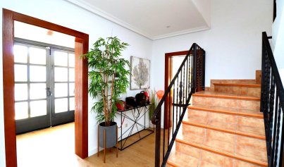Resale - Villa -
Orihuela Costa - Campoamor