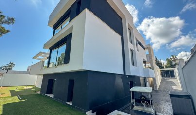 Resale - Villa -
Orihuela Costa - Villamartin