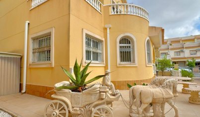 Resale - Villa -
Orihuela Costa - Villamartin