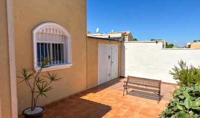 Resale - Villa -
Torrevieja - Nueva Torrevieja - Aguas Nuevas