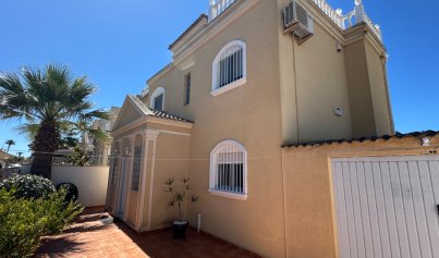 Resale - Villa -
Torrevieja - Nueva Torrevieja - Aguas Nuevas