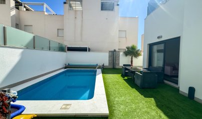 Resale - Villa -
Torrevieja - Nueva Torrevieja - Aguas Nuevas