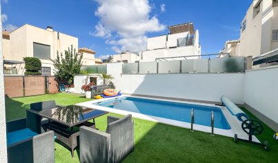 Resale - Villa -
Torrevieja - Nueva Torrevieja - Aguas Nuevas