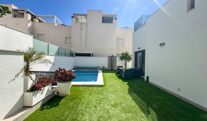 Resale - Villa -
Torrevieja - Nueva Torrevieja - Aguas Nuevas