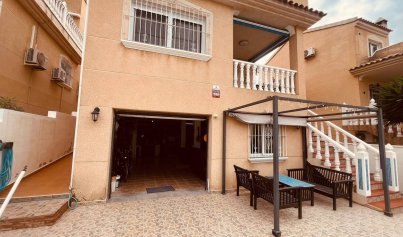 Resale - Villa -
Villamartín - Costa Blanca