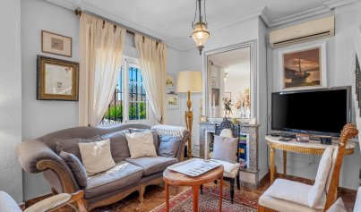 Resale - Villa -
Villamartin - Costa Blanca