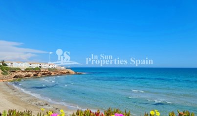 Resale - Villa -
Orihuela Costa - Villamartin Los Dolses