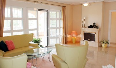 Resale - Villa -
Orihuela Costa - Campoamor Golf