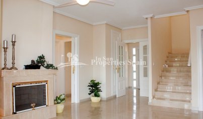 Resale - Villa -
Orihuela Costa - Campoamor Golf